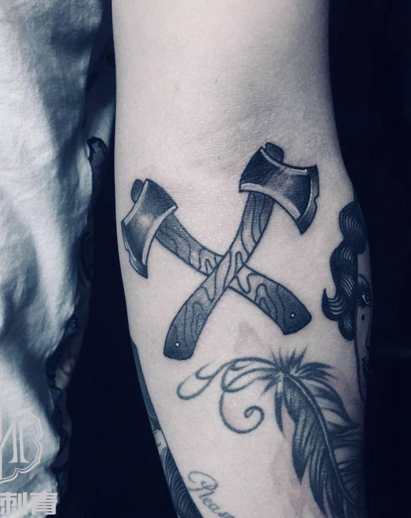 双斧纹身图片_手臂Old School纹身图案