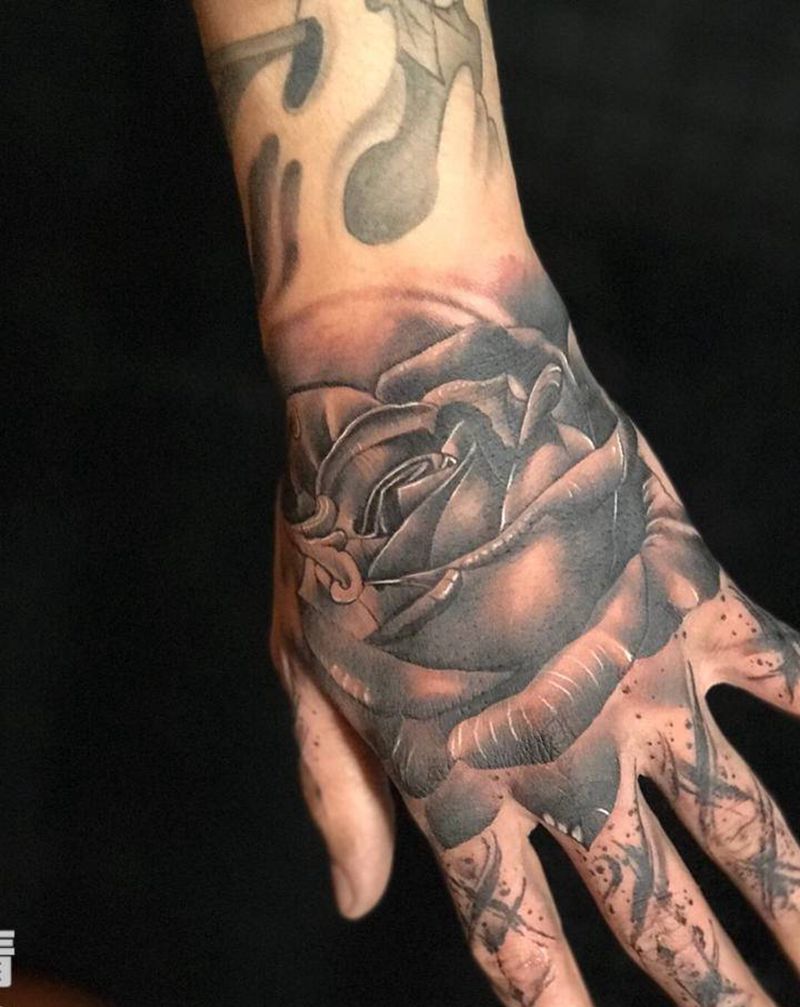 玫瑰纹身图片_手部欧美写实花体字纹身图案