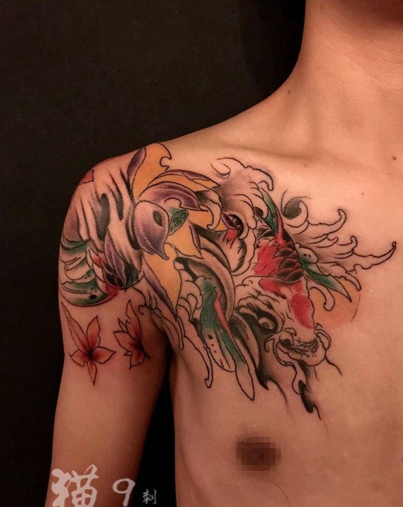 鲤鱼纹身图片_胸部肩部新传统鲤鱼纹身图案