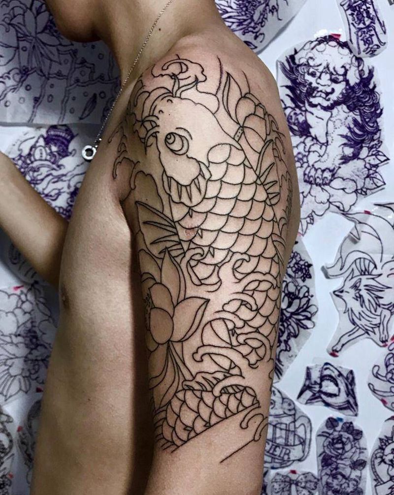 大臂鲤鱼荷花线条完成 下次上色纹身图片_手臂老传统纹身图案