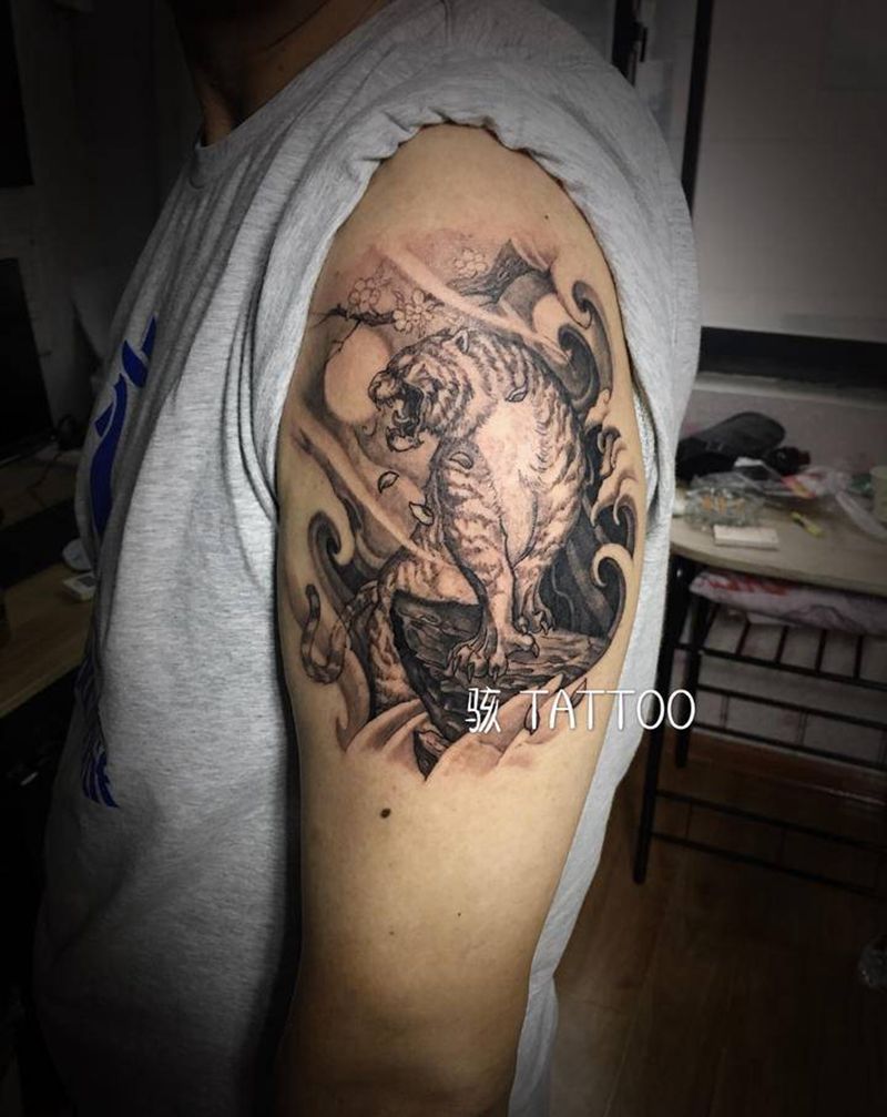 客人带图纹身图片_肩部新传统虎纹身图案