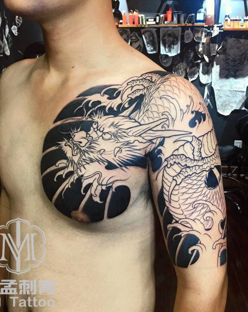 半甲过肩龙纹身图片_手臂胸部新传统纹身图案