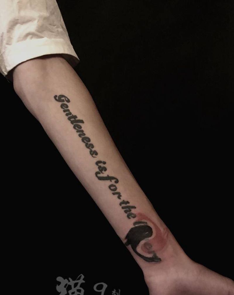 八卦小鱼纹身图片_手臂老传统New School八卦小鱼字母水墨鱼纹身图案