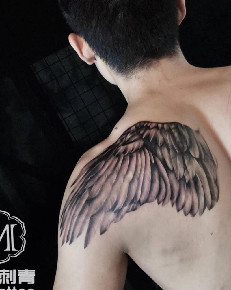 写实翅膀纹身图片_肩部手臂欧美写实纹身图案