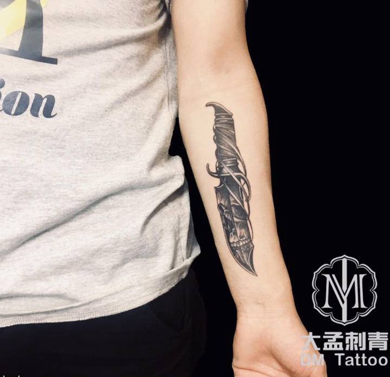 匕首纹身图片_手臂Old School纹身图案