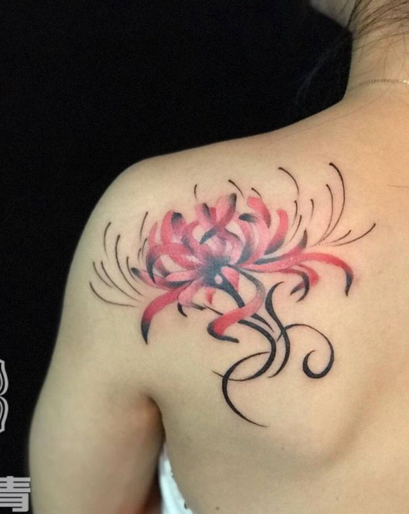 彼岸花纹身图片_肩部水彩纹身图案