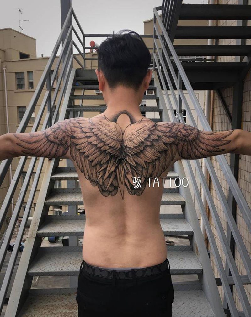 客人自带图纹身图片_背部肩部点刺翅膀纹身图案