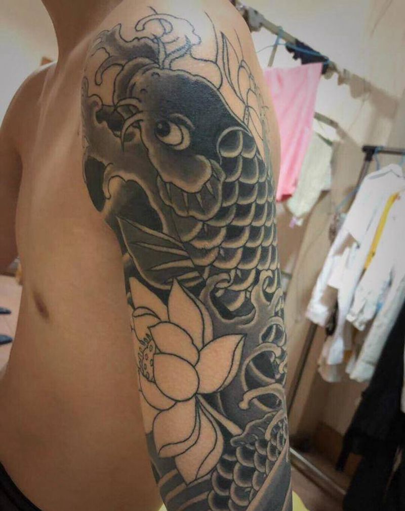 大臂鲤鱼恢复后雾面！未完成纹身图片_手臂老传统纹身图案