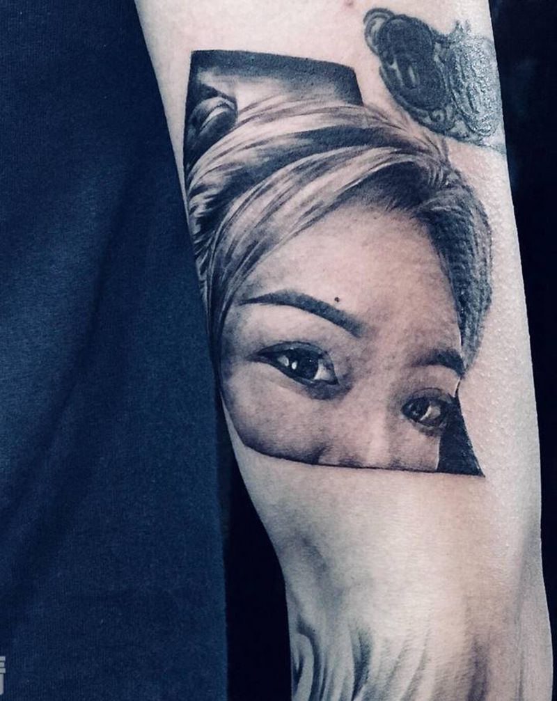 神秘的姑娘纹身图片_手臂欧美写实纹身图案