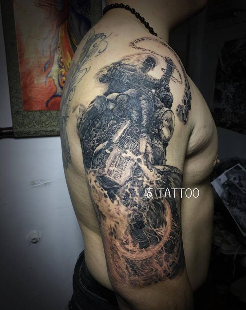 恶灵骑士纹身图片_肩部手臂欧美写实骷髅灵魂战车地狱骑士纹身图案