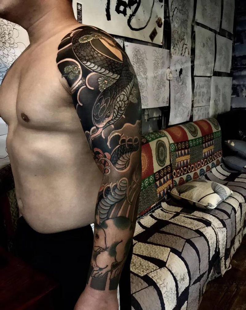 蛇与兔纹身图片_手臂老传统蛇兔子纹身图案