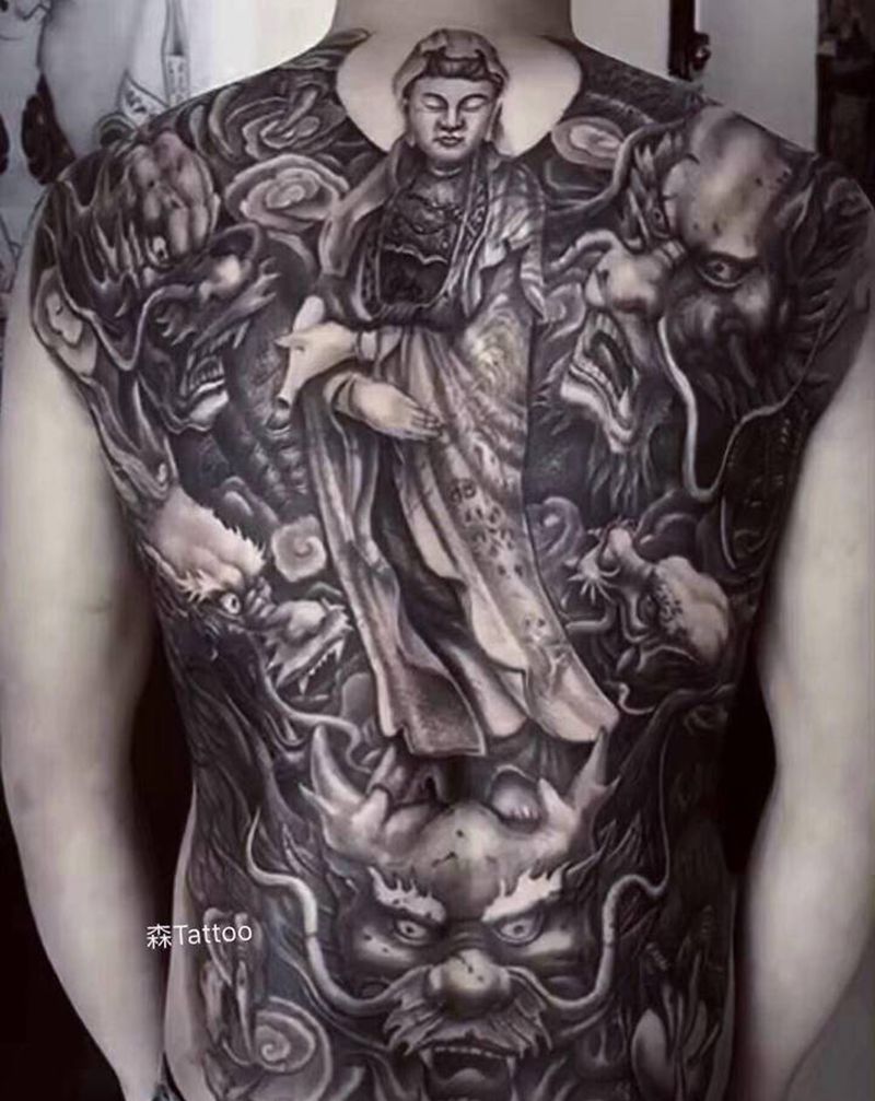 遮盖小斧头纹身图片_背部纹身图案