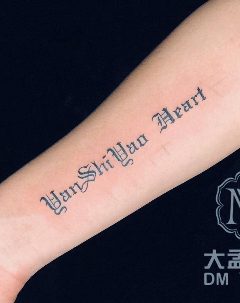 哥特字体纹身图片_手臂花体字纹身图案