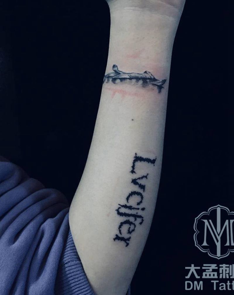 小图纹身图片_手臂花体字点刺纹身图案