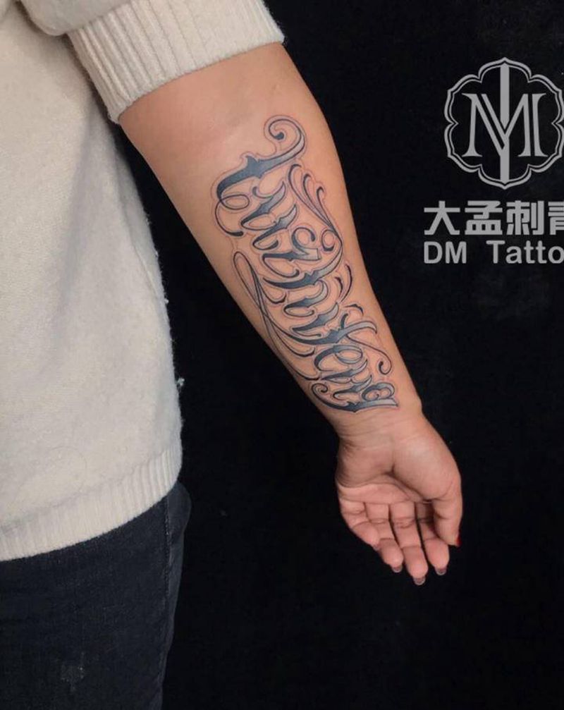花体英文纹身图片_手臂花体字纹身图案
