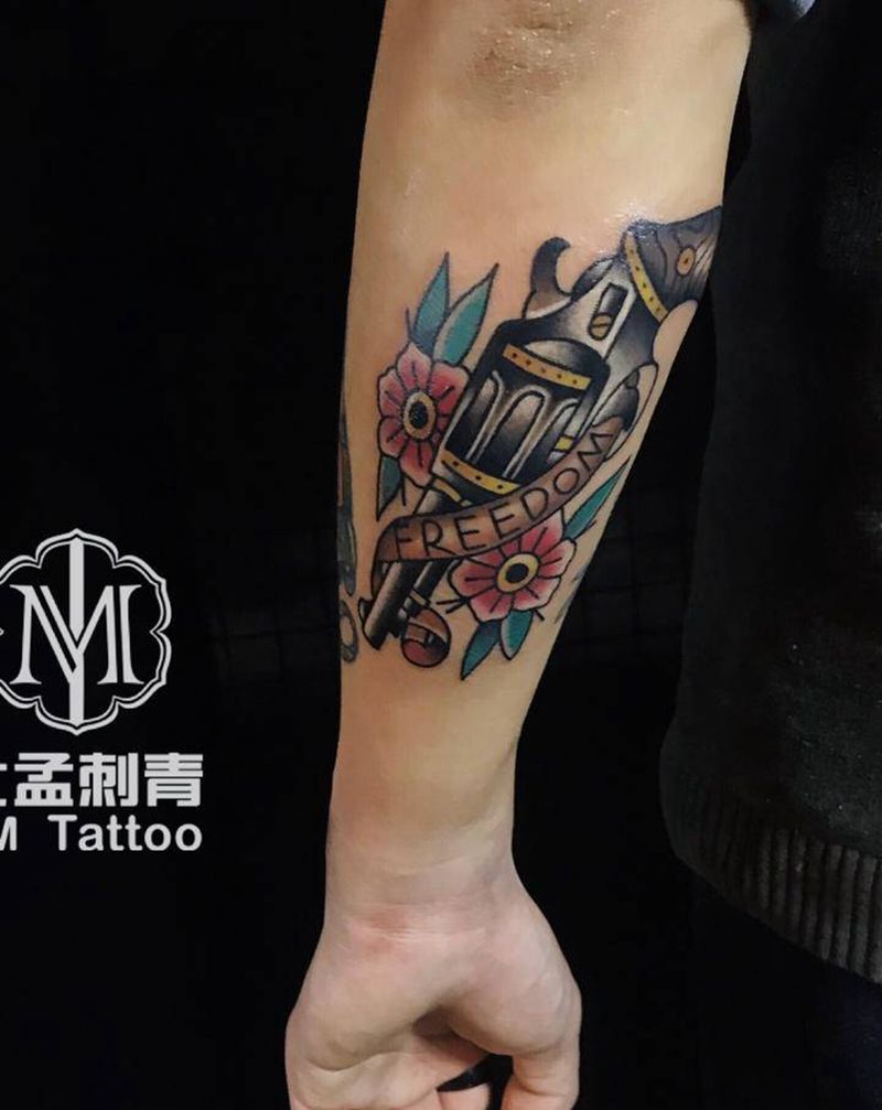 手枪纹身图片_手臂Old School纹身图案