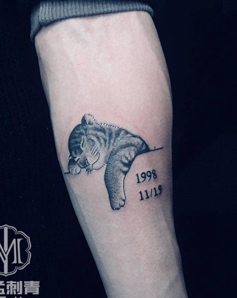 小老虎纹身图片_手臂点刺纹身图案
