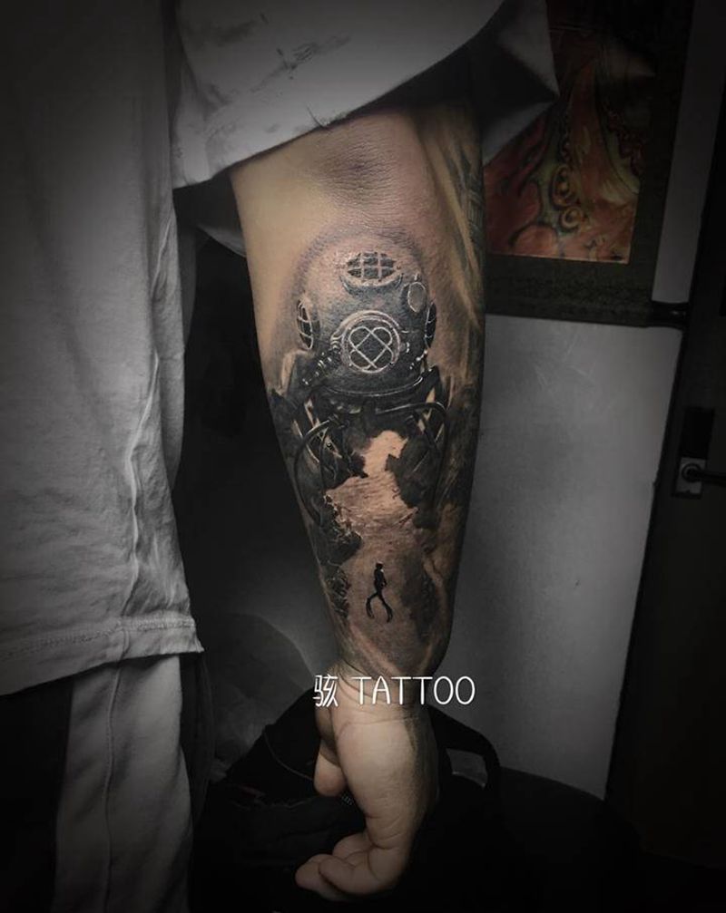 花臂局部纹身图片_手臂欧美写实潜水纹身图案
