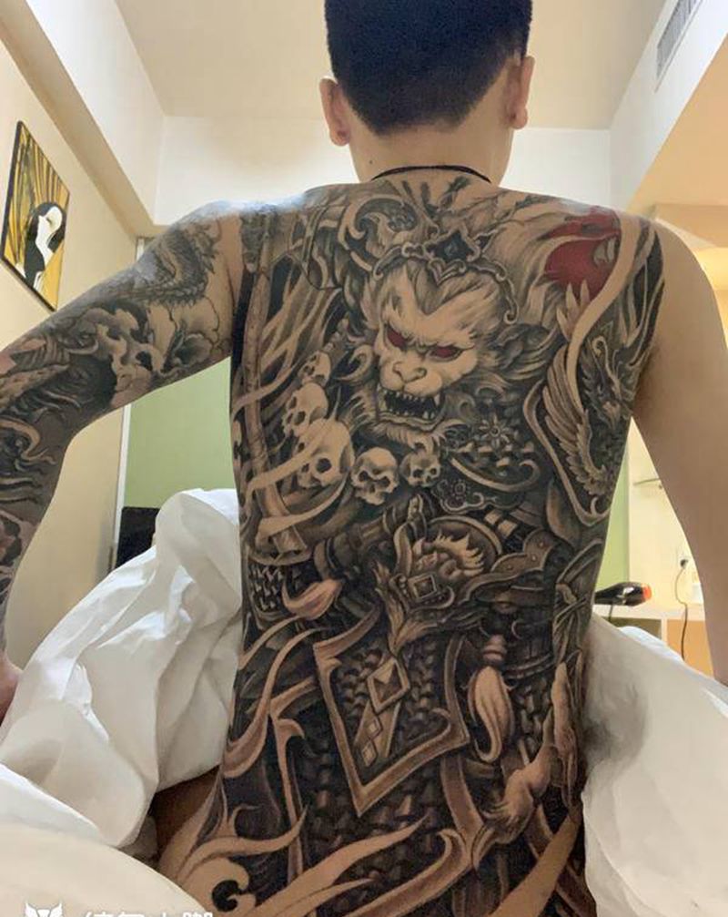 斗战胜佛纹身图片_背部新传统纹身图案