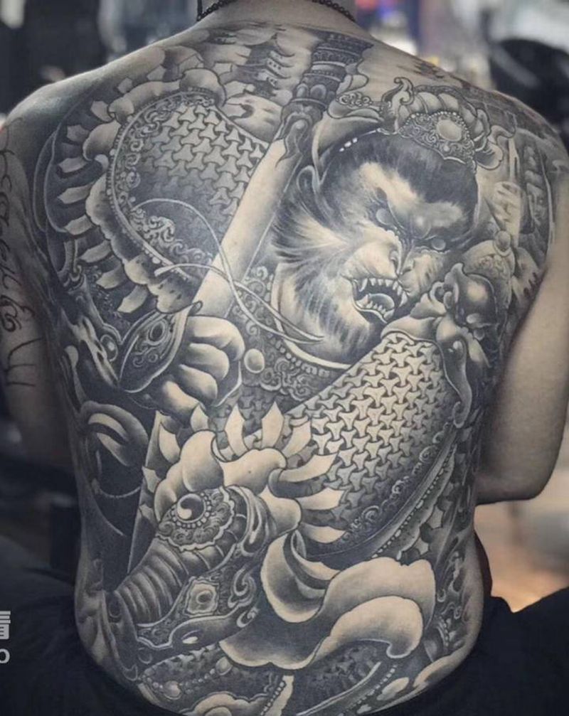 满背孙悟空纹身图片_背部新传统纹身图案