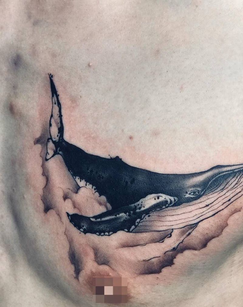 鲸鱼遮盖字母纹身图片_胸部几何水墨纹身图案