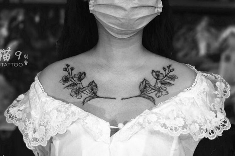 素花纹身图片_肩部胸部新传统素花锁骨花纹身图案
