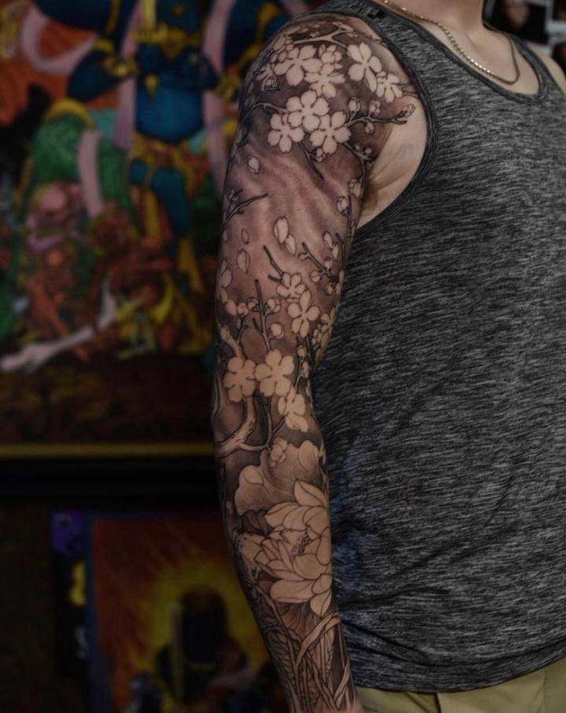 新传统花臂纹身图片_手臂手部新传统老传统花臂梅花荷花纹身图案