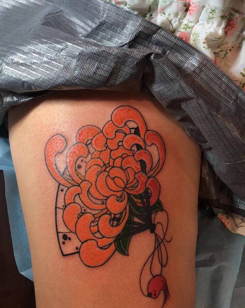 大腿折扇菊花纹身图片_腿部老传统纹身图案