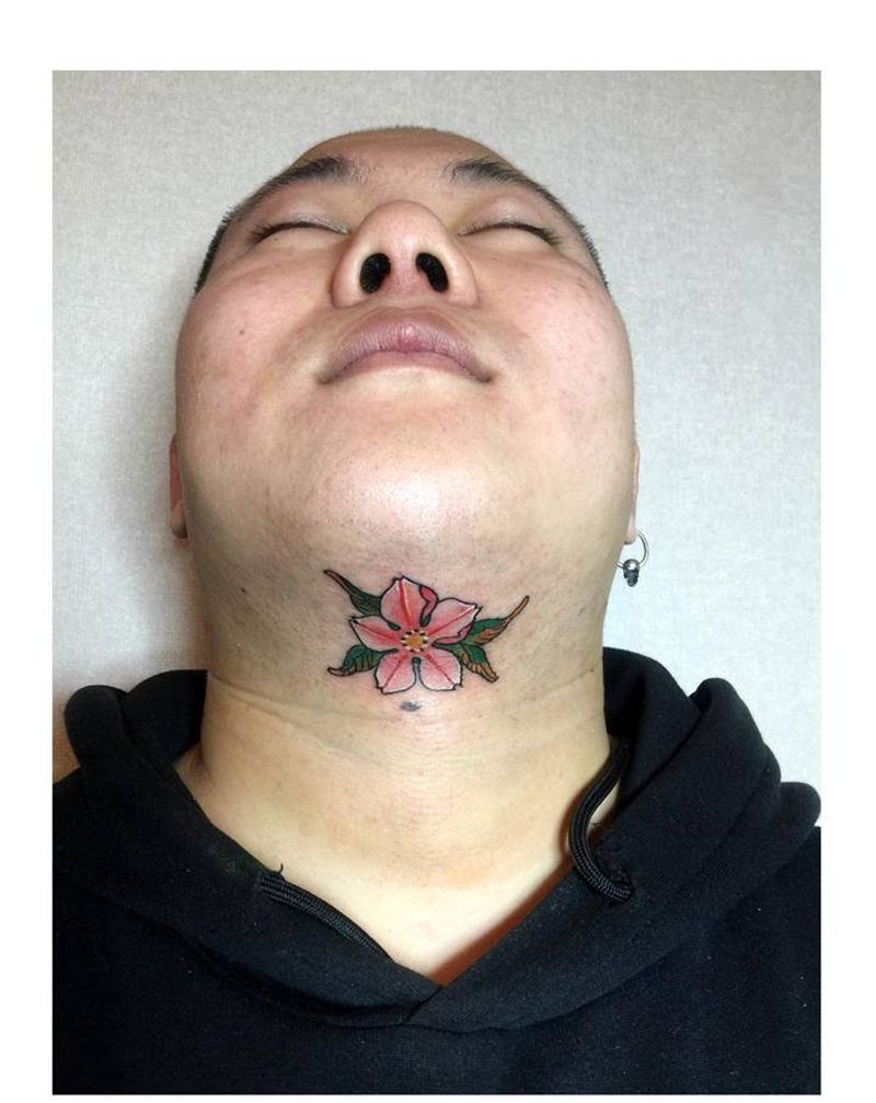 脖子樱花纹身图片_颈部老传统纹身图案