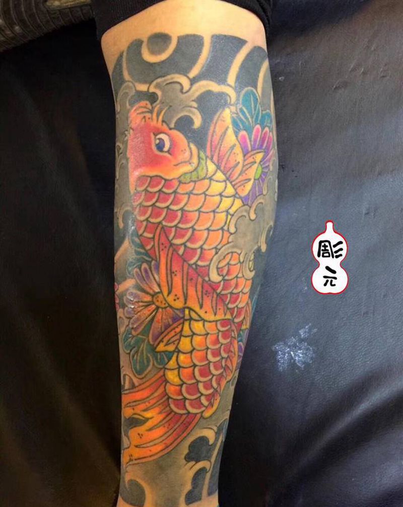 包小腿鲤鱼纹身图片_老传统纹身图案