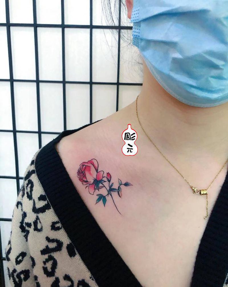 锁骨玫瑰纹身图片_欧美写实水彩纹身图案