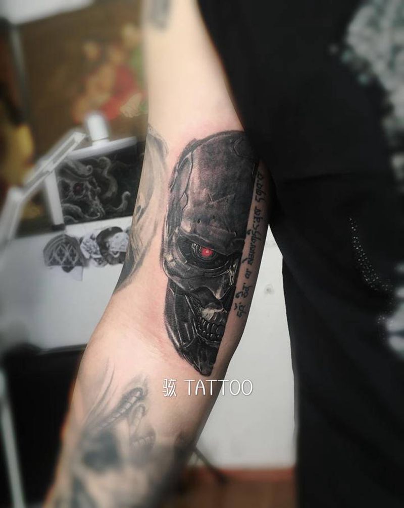 Rev-9纹身图片_手臂欧美写实终结者机器人纹身图案