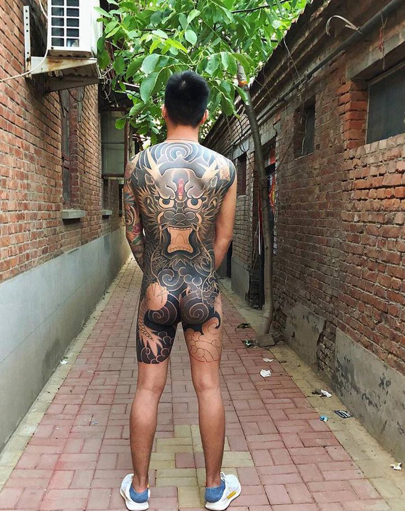 没做完的纹身图片_背部老传统纹身图案