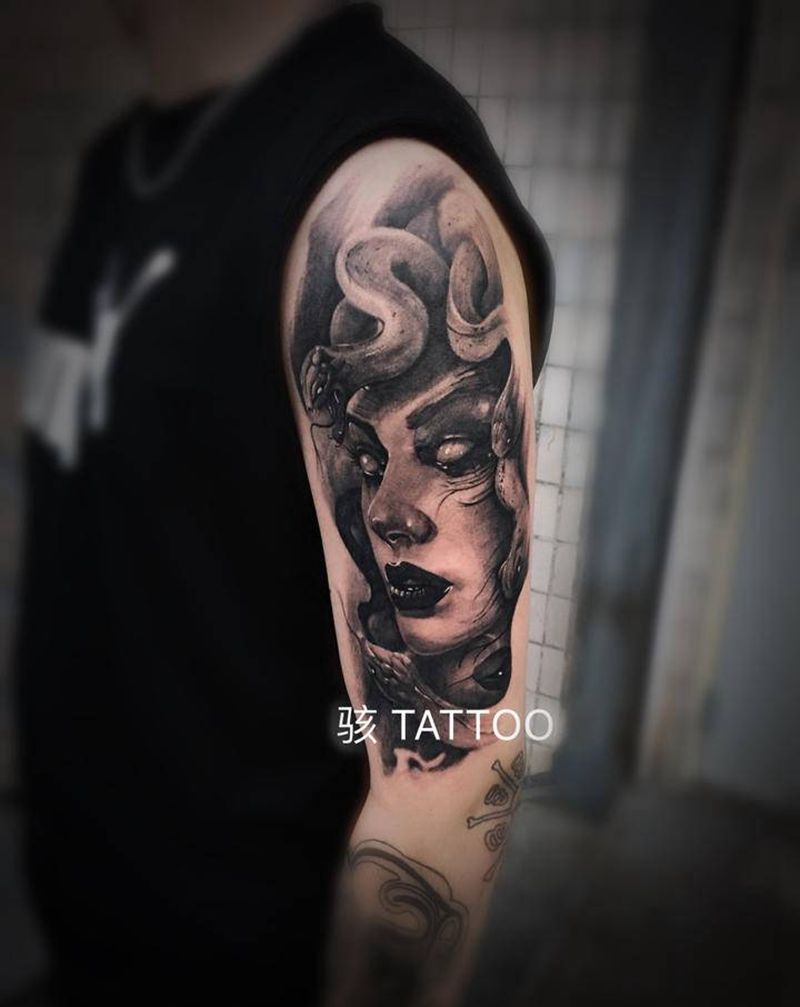 美杜莎纹身图片_肩部手臂欧美写实美杜莎神话人物纹身图案