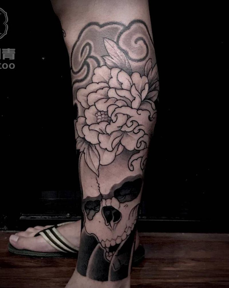 骷髅牡丹纹身图片_腿部新传统纹身图案
