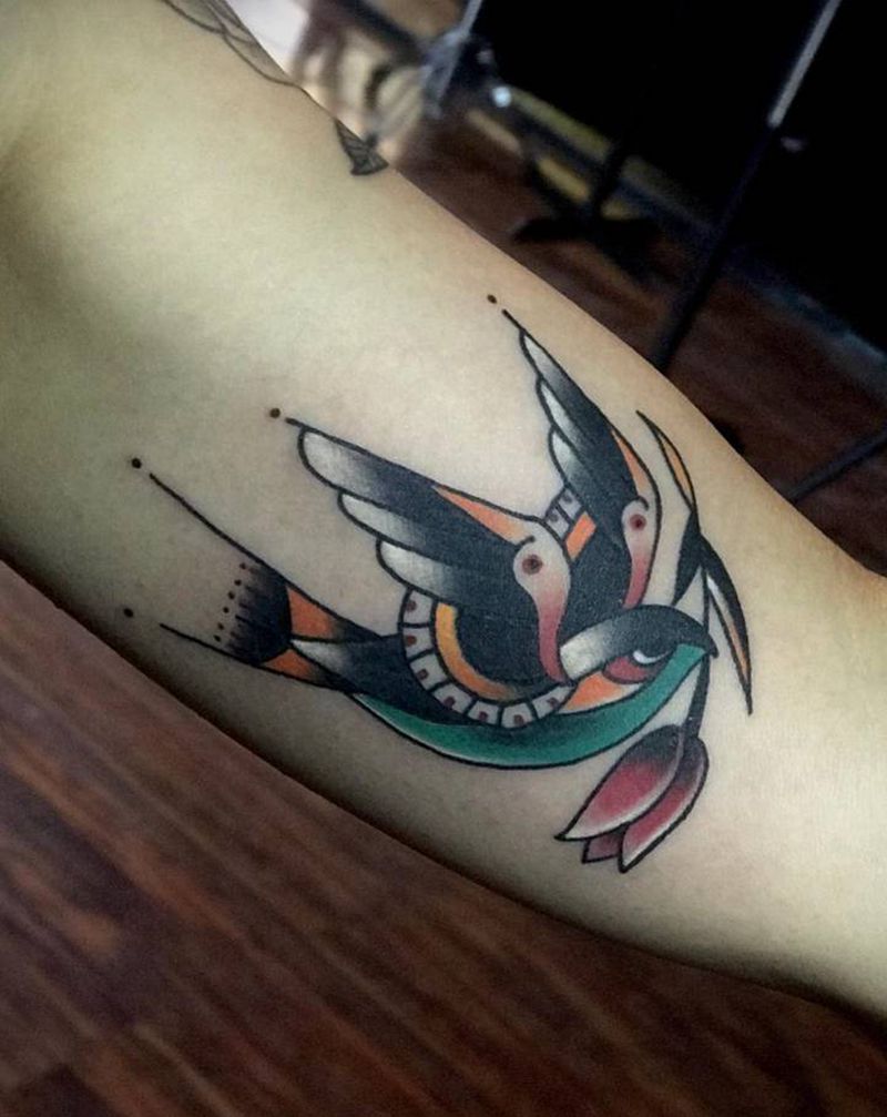 燕子纹身图片_手臂Old School纹身图案