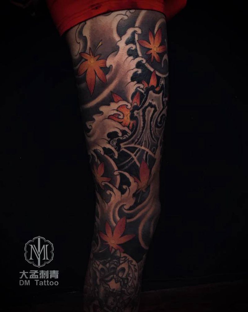 大腿水浪枫叶纹身图片_腿部新传统纹身图案