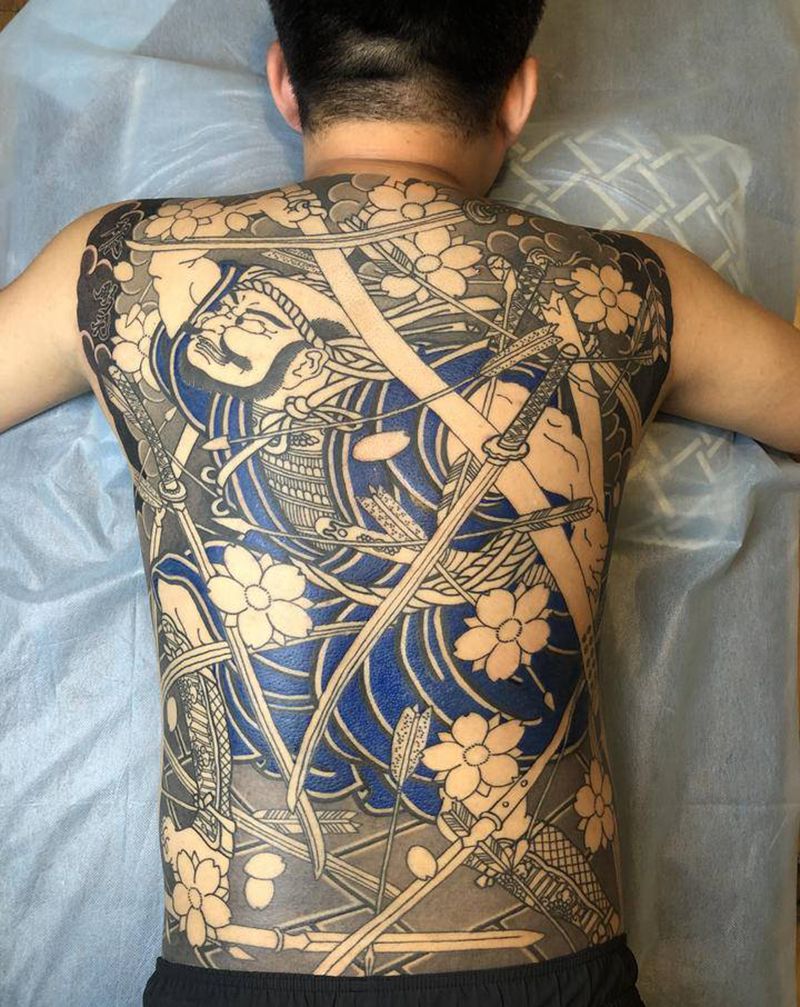 未完纹身图片_背部老传统纹身图案