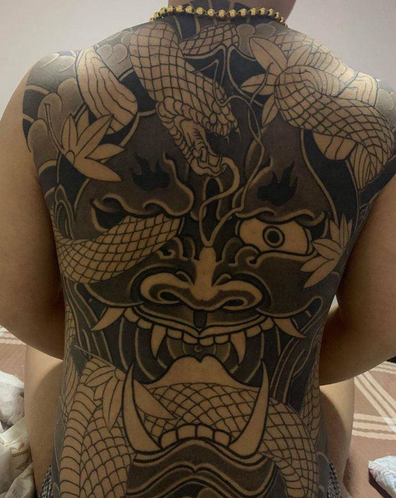 未完纹身图片_背部老传统纹身图案