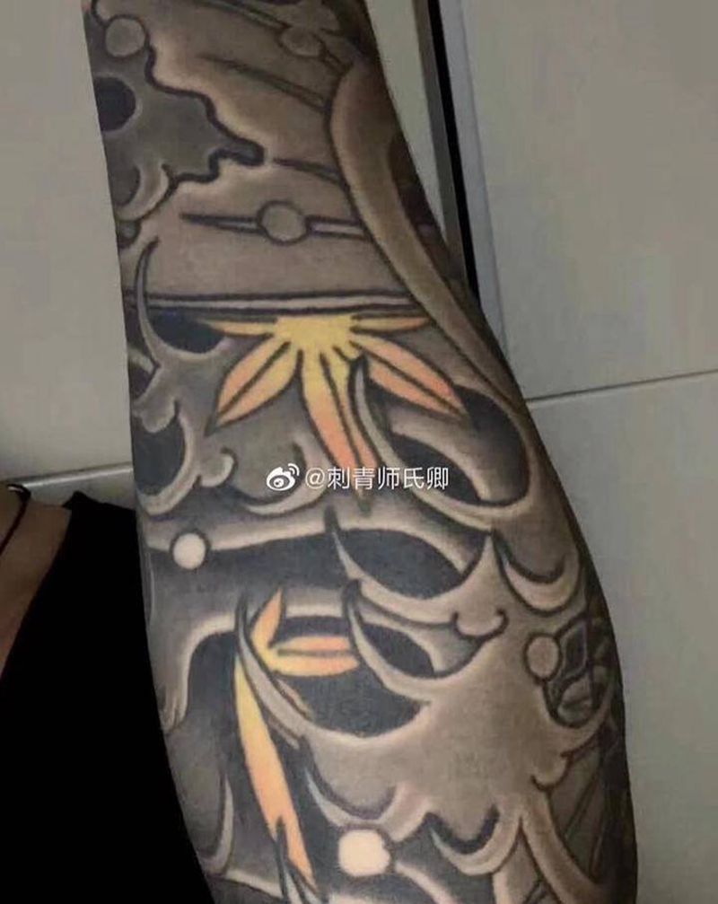 传统鱼纹身图片_手臂老传统纹身图案