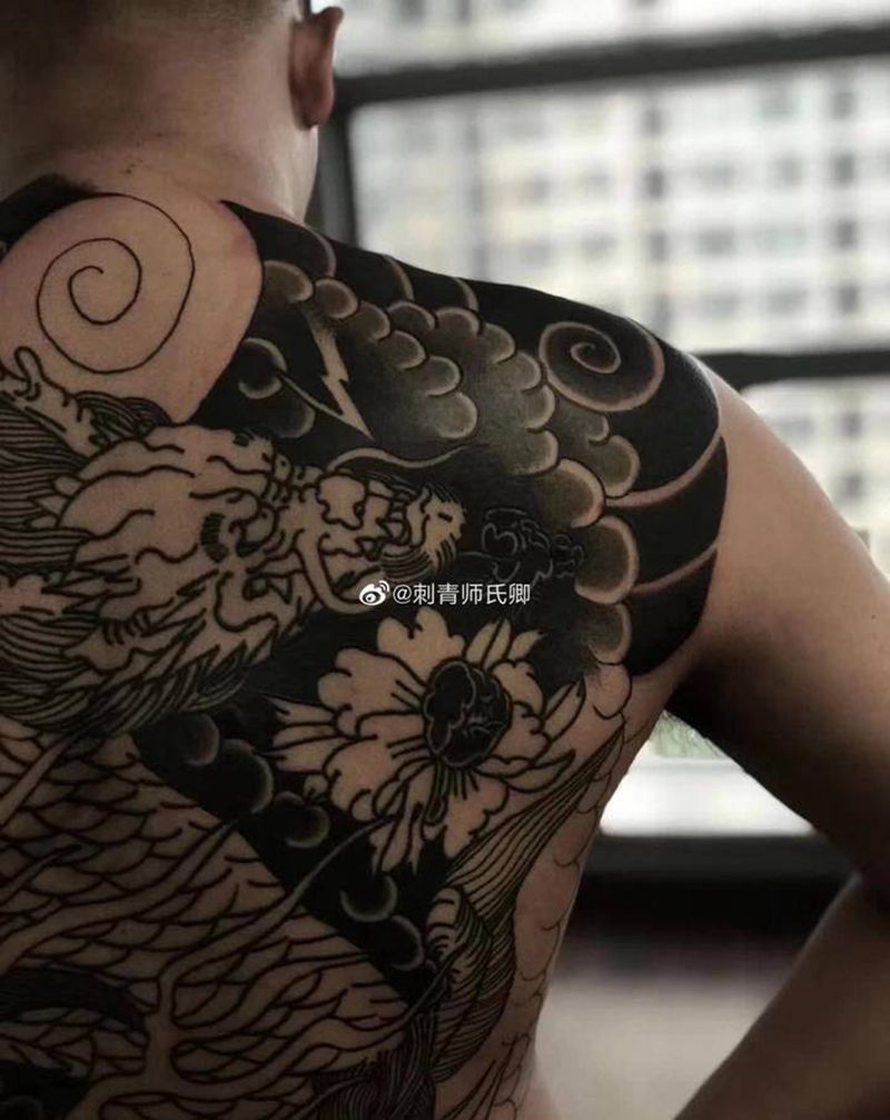 满背麒麟打雾未完待续纹身图片_背部老传统纹身图案