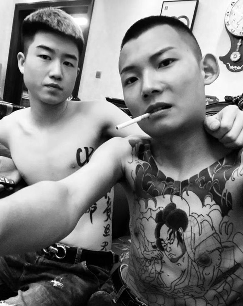 鹭池平九郎纹身图片_腹部胸部老传统纹身图案