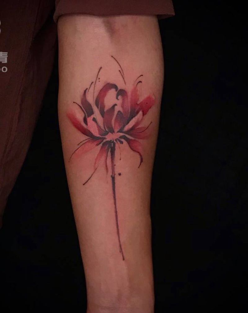 彼岸花纹身图片_手臂水彩纹身图案