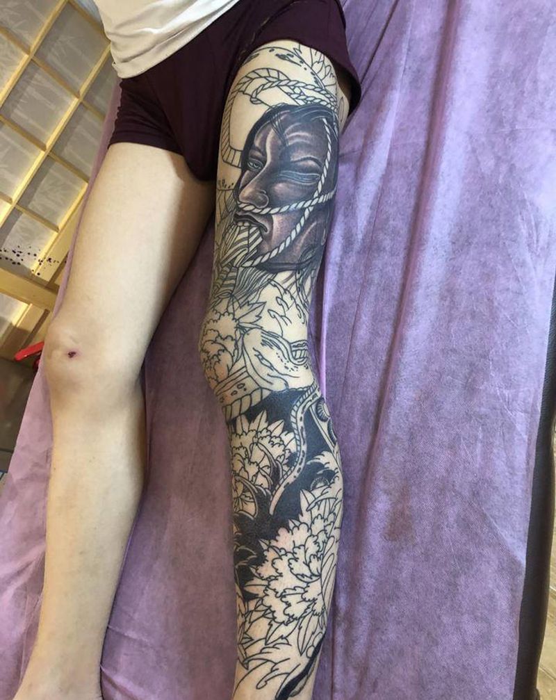 生首花腿纹身图片_腿部老传统纹身图案