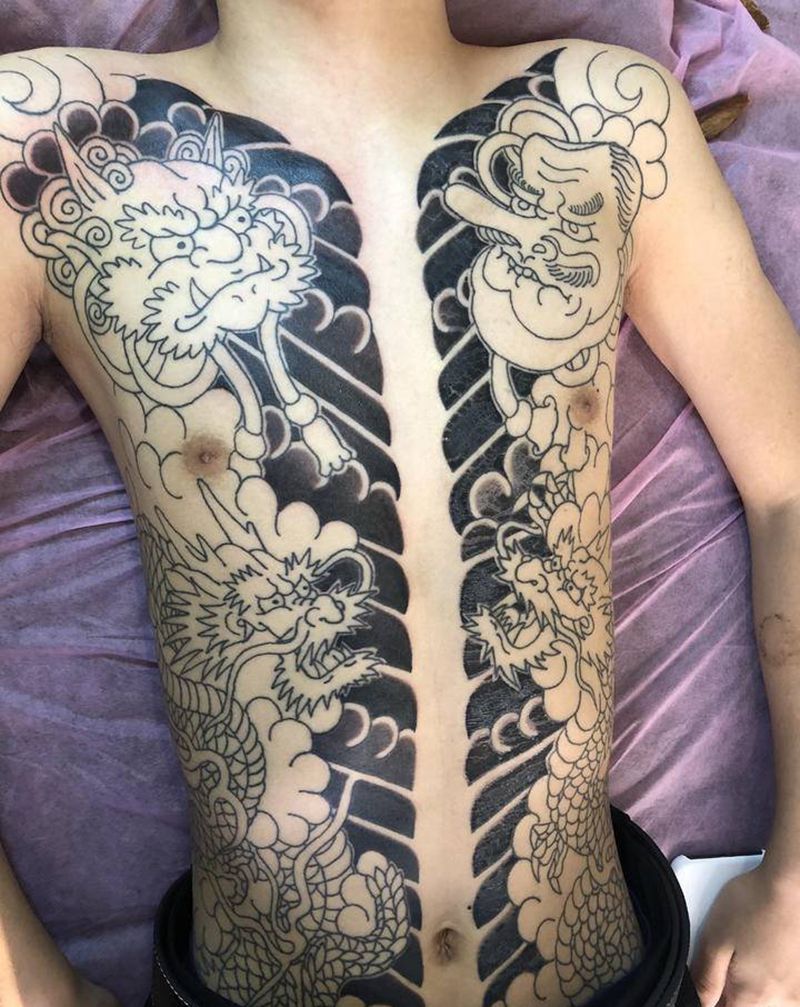 又扎一点纹身图片_腹部老传统纹身图案