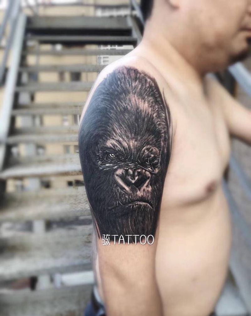 King Kong纹身图片_肩部欧美写实金刚纹身图案