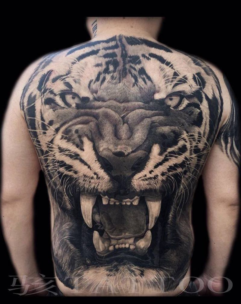 虎纹身图片_背部欧美写实老虎猛兽纹身图案