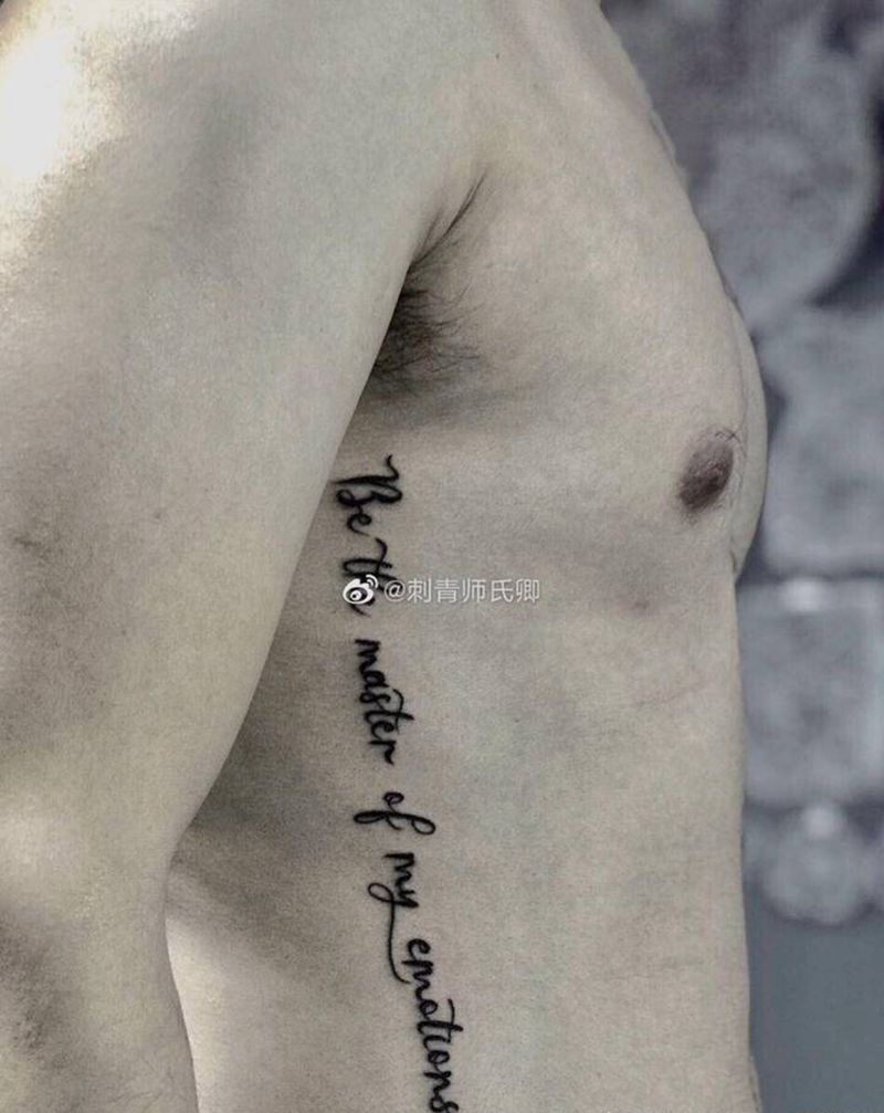 侧腰字母纹身图片_腰部花体字纹身图案