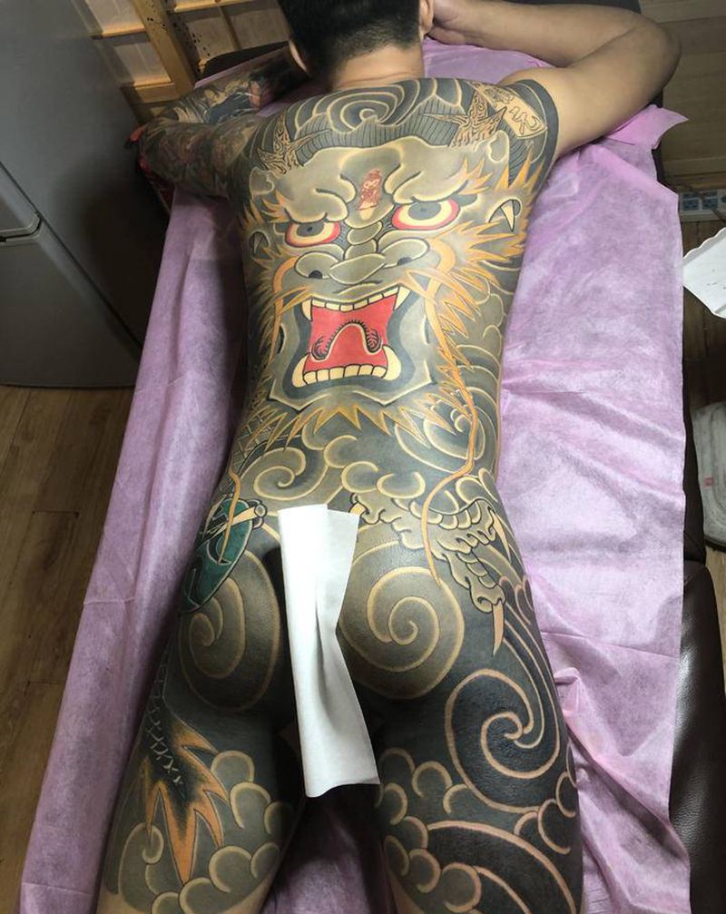 大龙纹身图片_背部臀部老传统纹身图案