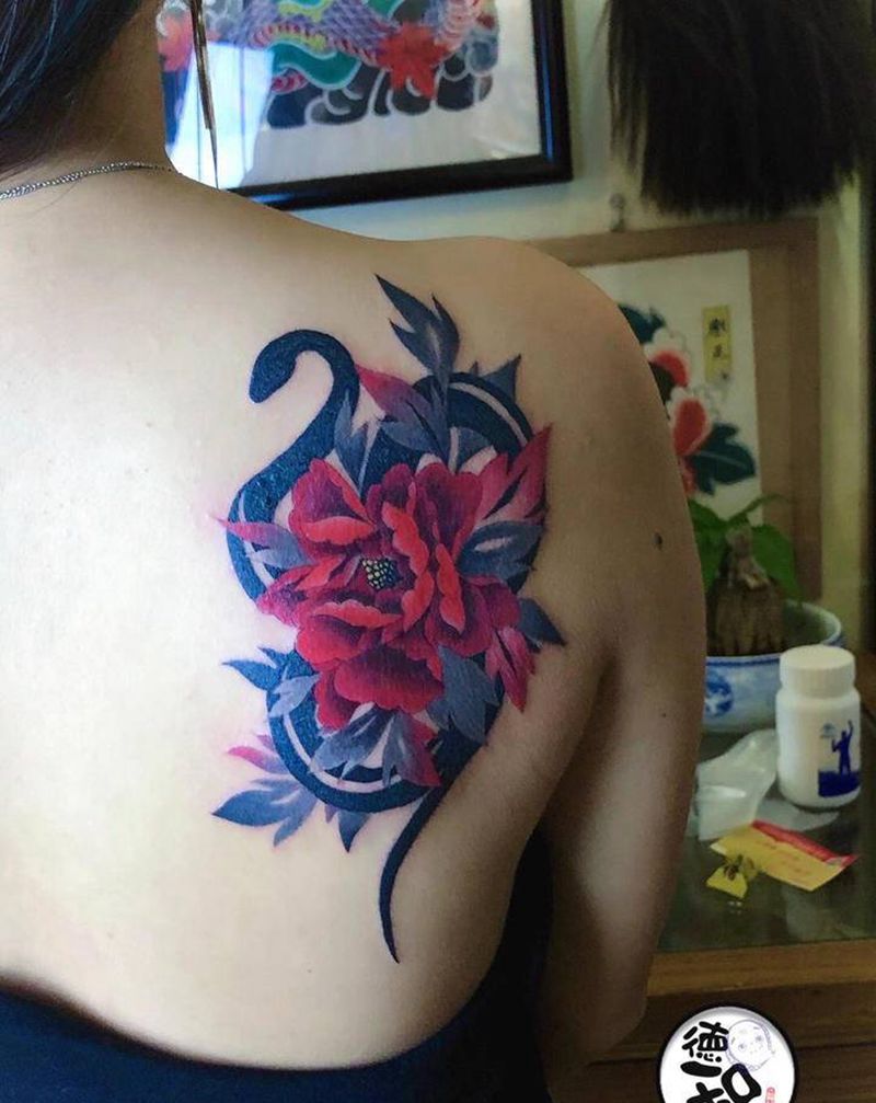 牡丹和蛇纹身图片_肩部背部水彩水墨纹身图案